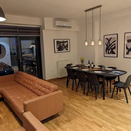 Luxury Waterfront Floor With An Amazing View